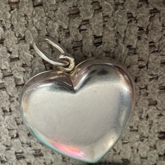 Tiffanyy & Co Heart Locket Pendant. Dust bag included. - Picture 9 of 9
